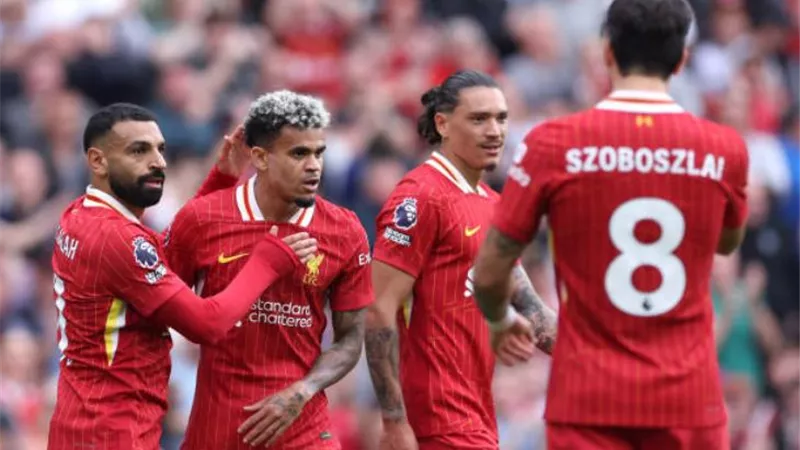 ليفربول يفوز على بورنموث بثلاثية ويتصدر جدول ترتيب الدوري الإنجليزي
