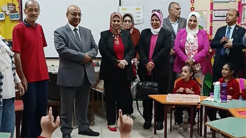  نائب وزير التربية والتعليم يشيد بمعلم يرتدي اليونيفورم بمدرسة بإدارة العمرانية