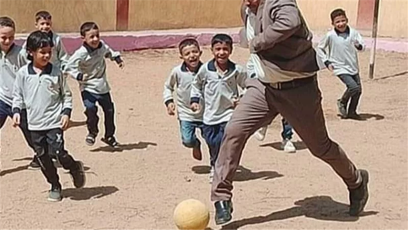 مدير مدرسة يشارك تلاميذه الصغار لعبة كرة القدم.. أنا أبوهم الجديد 