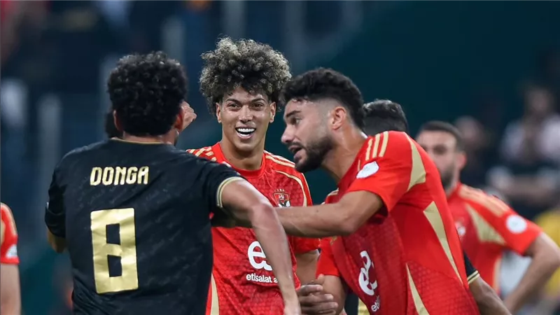 الأهلي يتقدم على الزمالك في الشوط الأول.. اعتراض لاعبي الأبيض وأحداث مثيرة