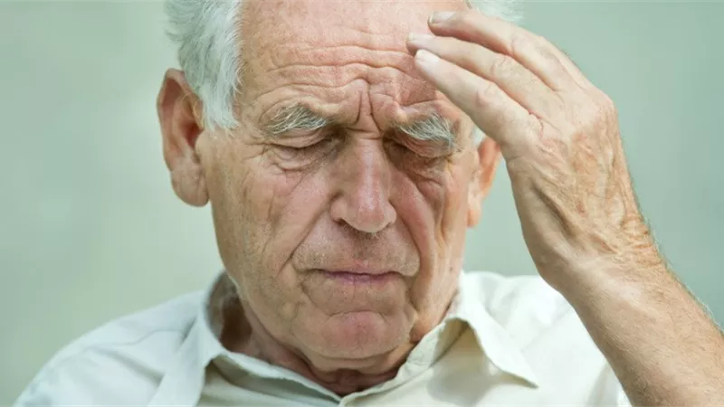 أبرزه ألزهايمر.. هل يجوز تصرف الأبناء في معاش الوالدين عند المرض؟