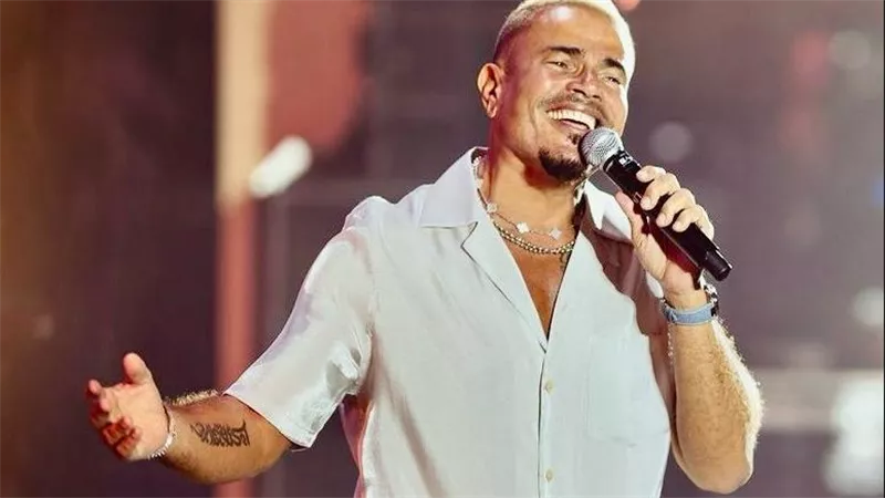 عمرو دياب يشعل الأجواء في مدينة 