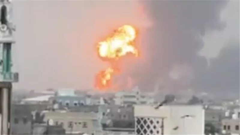 الاحتلال يشن غارات على ميناء الحديدة اليمني ومقتل 20 قياديًا في حزب الله