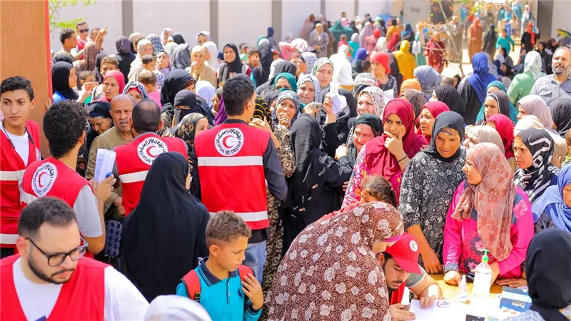 الهلال الأحمر بالمنوفية..تنظيم قافلة طبية شاملة وتوزيع الأدوية مجانًا لأهالي قرية بأشمون