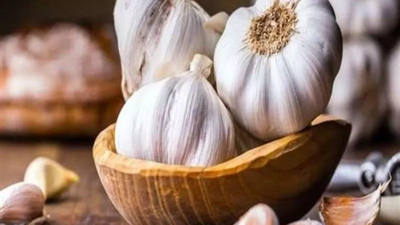 الثوم والبصل.. مصادر تحذر من ارتفاع جديد في أسعار الخضراوات