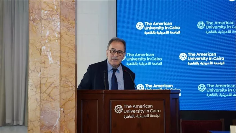 رئيس الجامعة الأمريكية بالقاهرة: رفعنا ميزانية المنح الدراسية بسبب الأزمة الاقتصادية 