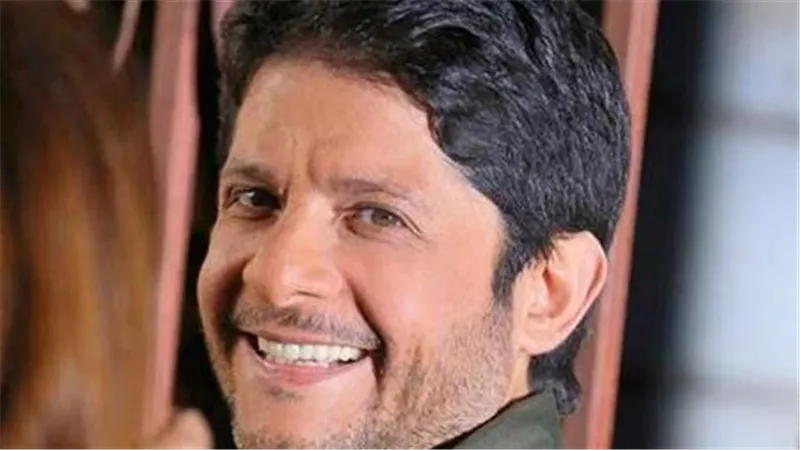وجه رسالة تحدي للاحتلال.. مشاهد مؤثرة لـ معين شريف بعد تدمير منزله   