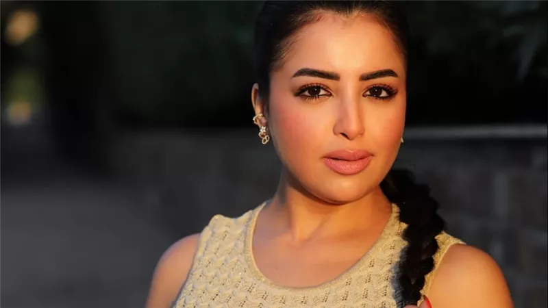 نهى صالح تنتظر عمل فني جديد وتتألق في جلسة تصور مثيرة 