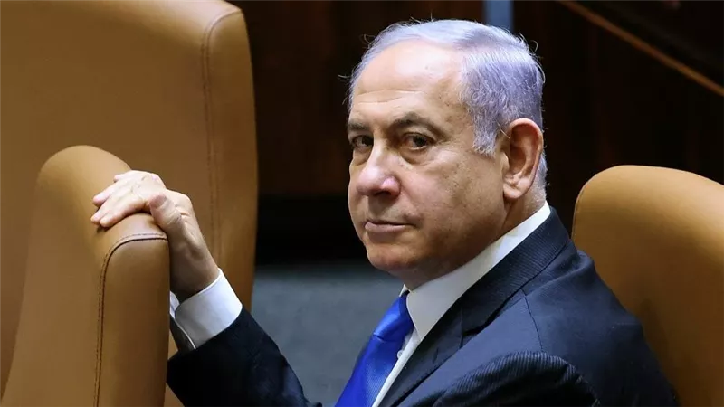 رسالة شديدة اللهجة.. نتنياهو يلوم ماكرون علي وقف إرسال الأسلحة لإسرائيل