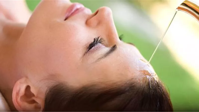 حمام الزيت.. وصفة طبيعية لشعر صحي ولامع  