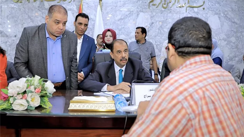 محافظ سوهاج يستمع لشكاوى المواطنين ويبحث حلولاً سريعة لتلبية طلباتهم