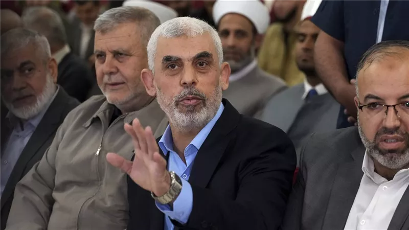 بعد تكهنات حول مصيره.. السنوار يجدد اتصالاته مع قطر، وكيف يتجنب المراقبة