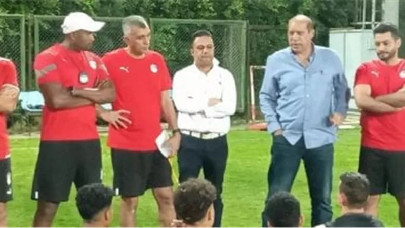 قبل الهزيمة أمام روسيا وديا.. صلاح ينشر صورة لحظة متابعته مباراة منتخب مصر مواليد 2007 