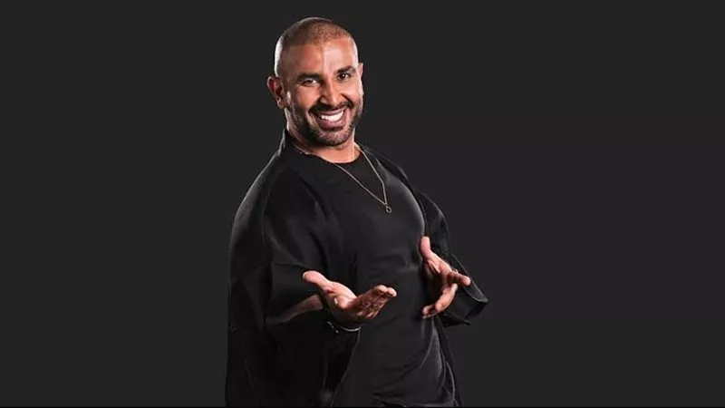  حلق وقميص.. تقاليع أحمد سعد المثيرة للجدل في الحفلات