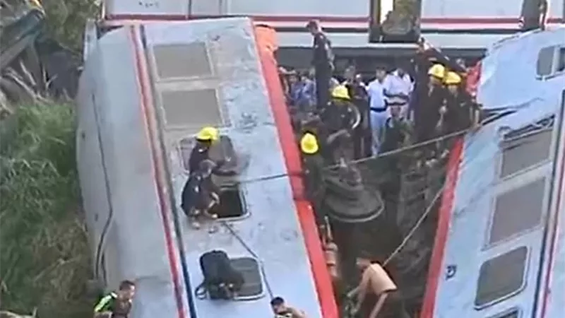 عاجل.. ارتباك في السكك الحديدية بسبب حادث قطاري المنيا والصحة ترفع حالة الطوارئ