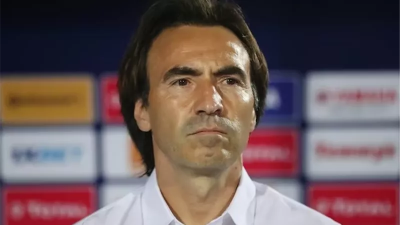 قبل مواجهة الأهلي في دوري الأبطال.. شباب بلوزداد يفسخ التعاقد مع مدربه الفرنسي