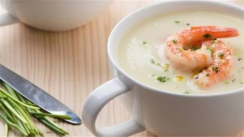 طريقة عمل شوربة الجمبري بالكريمة في المنزل.. ممتازة للعزومات 