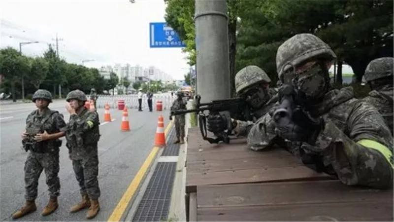كوريا الشمالية تعلن تلقي 1.4 مليون طلب للانضمام إلى الجيش.. ماذا يحدث بين الكوريتين؟