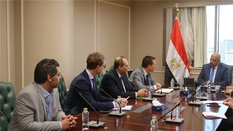 التصدي لسرقات التيار وخفض الفاقد.. ملفات هامة على مكتب وزير الكهرباء