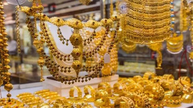 لأول مرة في التاريخ.. الذهب يكسر حاجز الـ2700 دولار للأوقية 