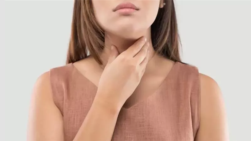 تعرف على أعراض وأسباب التهاب الحلق وطرق العلاج بالمنزل 