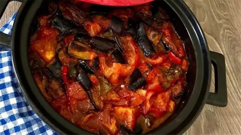 «مين مابيحبش المسقعة»..طريقة عمل أكلة الشعب المصري بأسهل وأسرع الطرق 
