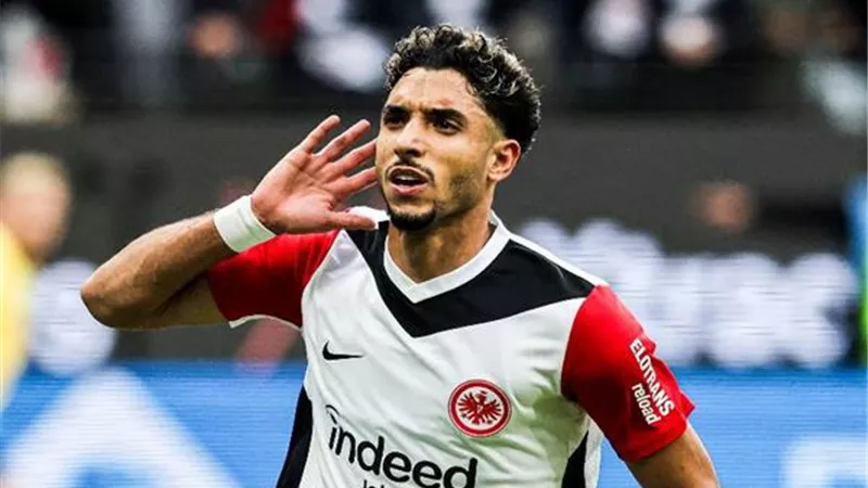حسم مصير عمر مرموش.. رد قاطع من فرانكفورت بعد تدخل ليفربول