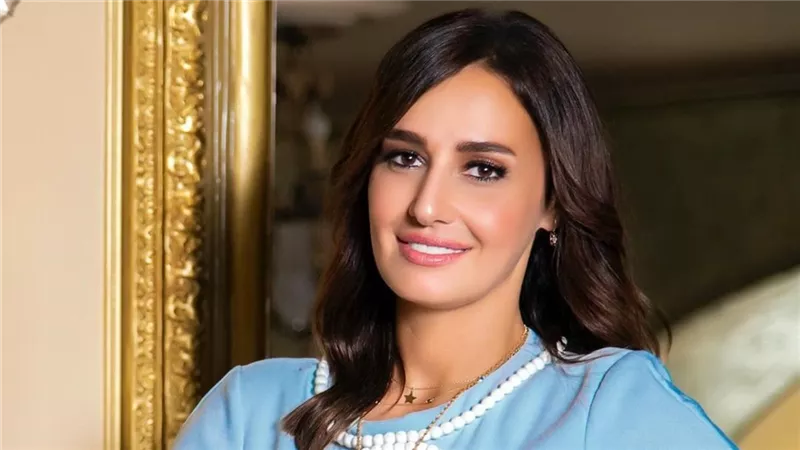 حلا شيحة تظهر بالحجاب مجددًا وتعلن عن إطلاق بودكاست بعد رمضان