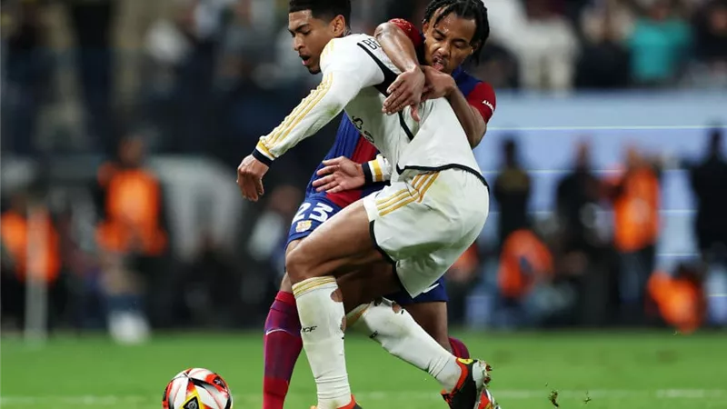 كلاسيكو الأرض.. بصوت معلق الليلة المنتظرة تبدأ قمة ريال مدريد وبرشلونة في الدوري الإسباني 