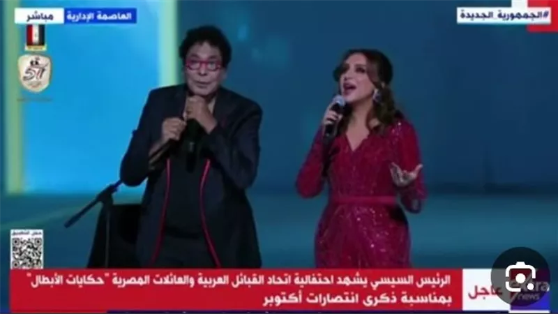 في حفل القبائل العربية.. محمد منير يرفع شعار النصر.. والسيسي يبادله بالتحية