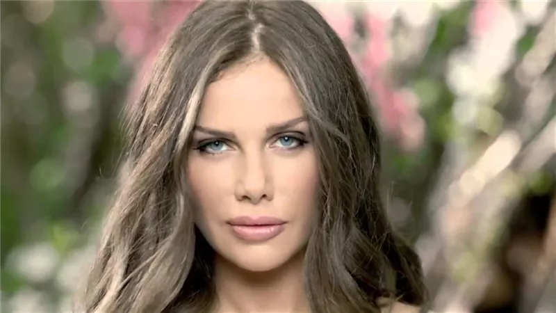 نيكول سابا.. بدأت عارضة أزياء وهذه تفاصيل علاقتها المثيرة مع عادل إمام