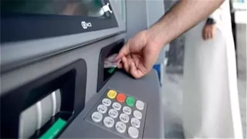 أسباب سحب بطاقة الـATM وكيفية تجنبها وإجراءات استرجاعها