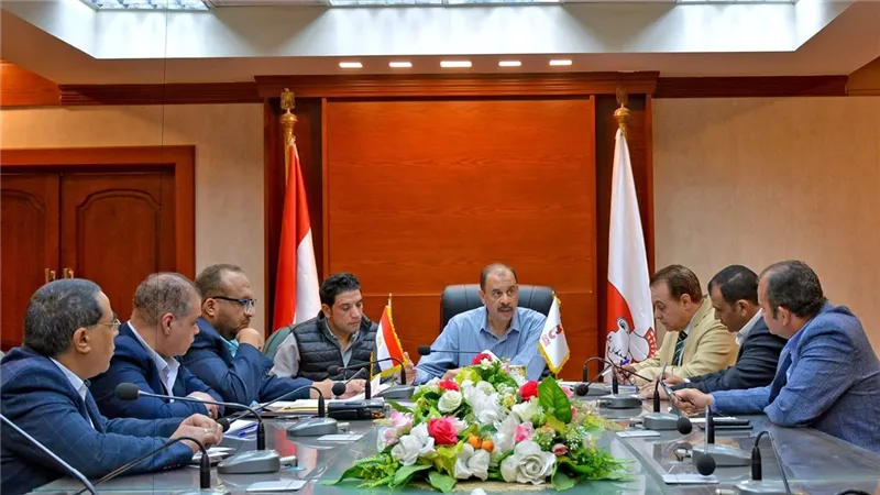 محافظ سوهاج يعقد اجتماعا لبحث مشروع توسعات محطة معالجة صرف صحي أولاد نصير