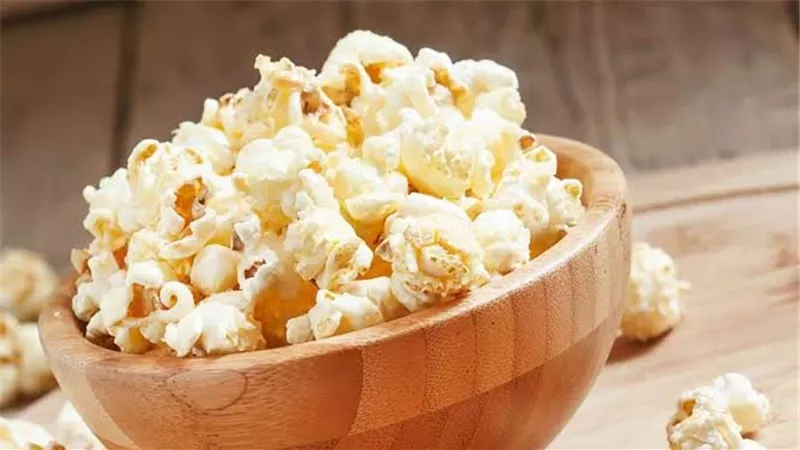 وجبة مشبعة ومفيدة وتسالي شهية.. طرق مختلفة ومميزة لتناول الفشار