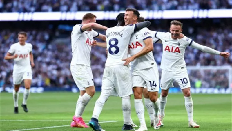 توتنهام يتقدم علي مانشستر سيتي 2-1 في الشوط الأول بكأس الرابطة الإنجليزية