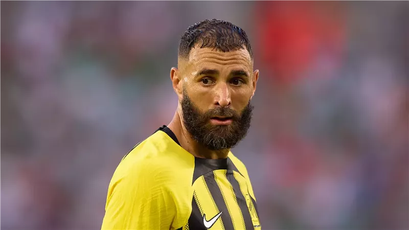 غياب بنزيما عن ديربي الاتحاد والأهلي يشعل انتقادات الهروب مجددا