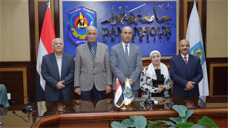 رئيس جامعة دمنهور يترأس لجنة اختيار عميد كلية الآداب