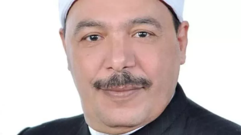 لعدم التزامهم بالزي الأزهري وعمل قصات غريبة.. شيخ معهد يحلق شعر التلاميذ بسوهاج 