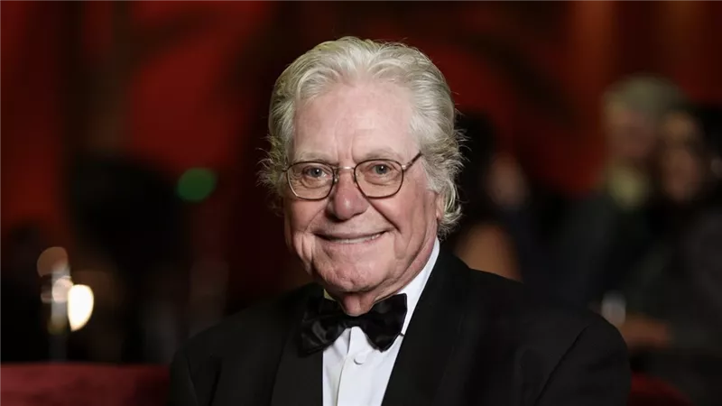 أبرزهم حسين فهمي.. رؤساء مهرجان القاهرة السينمائي الدولي على مدار 45 دورة