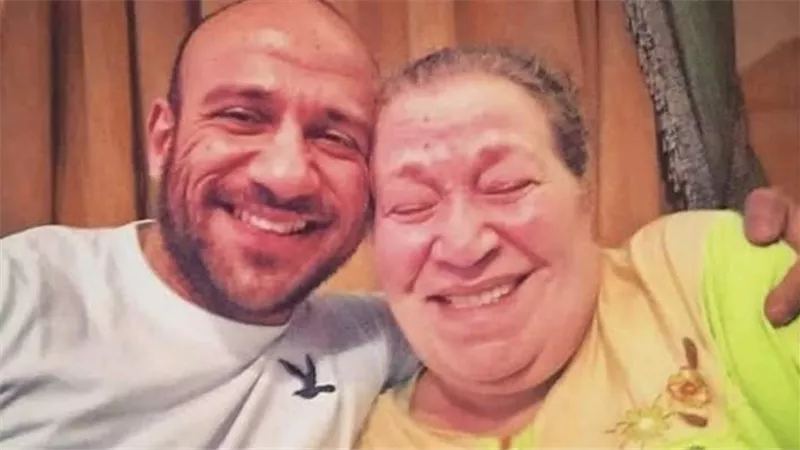  مضاعفات بالجهاز المناعي.. سبب وفاة والدة الفنان أحمد مكي وانهياره بعد رحيلها 