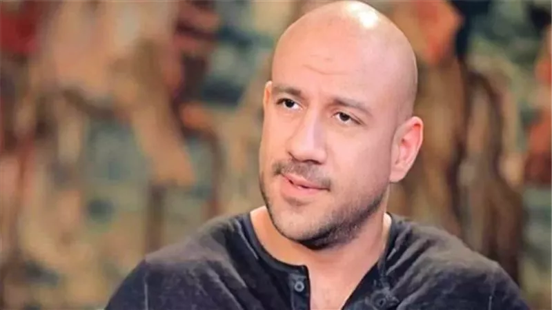عزاء علي النت وفي الواقع غياب.. كواليس جنازة والدة احمد مكي