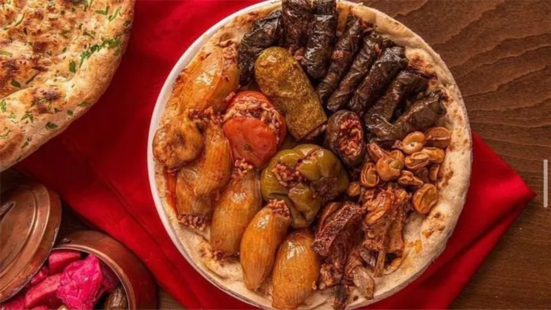 «الدولمة العراقية» تشبه المحشي المصري للغاية .. طريقة عملها بالمنزل 