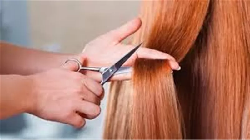 تفسير حلم قص الشعر في المنام للمتزوجة.. ما علاقة الهم؟