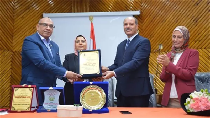 مديرية تعليم الإسكندرية تكرم المعلمين المتميزين 