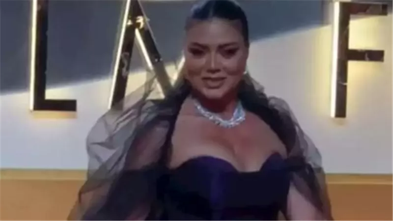 بطانة تاني؟.. رانيا يوسف تثير الجدل بإطلالة غريبة في مهرجان القاهرة السينمائي