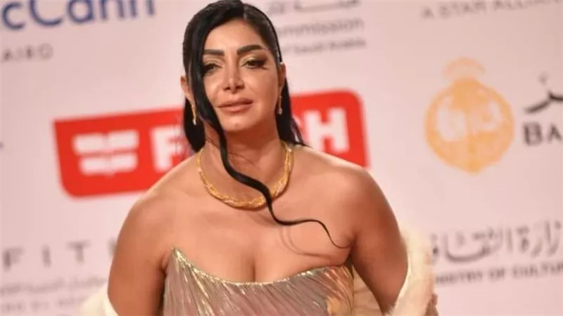 كلوديا حنا تثير الجدل بفستان مكشوف في مهرجان القاهرة السينمائي الدولي