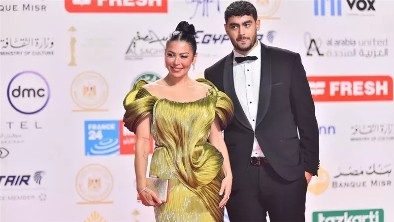 لقاء الخميسي تثير الجدل بظهورها مع نجلها في افتتاح القاهرة السينمائي