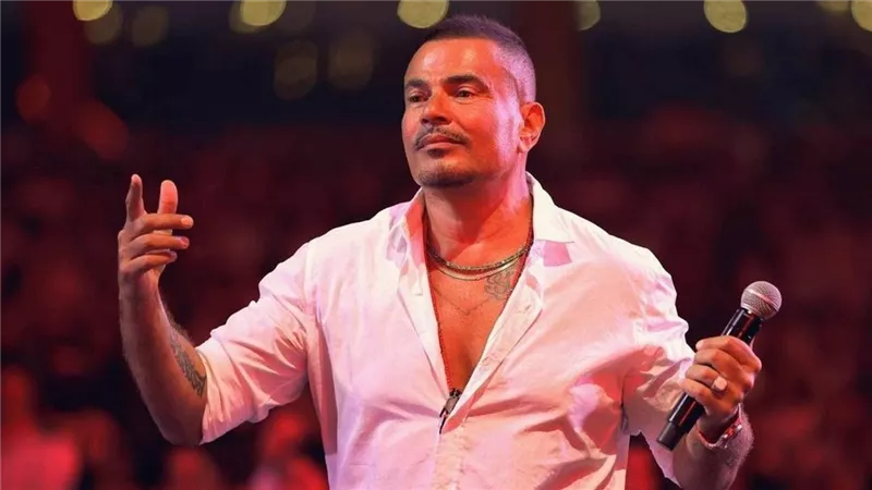 شنطة غريبة وإطلالة جريئة..عمرو دياب يشعل السوشيال ميديا بعد حفله بموسم الرياض