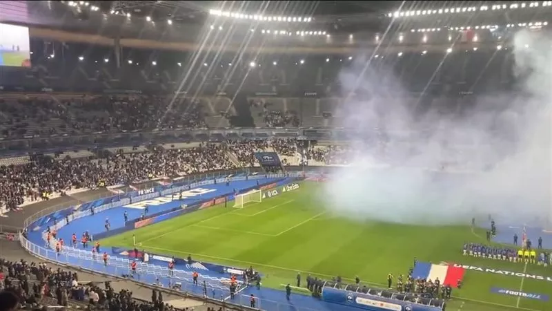 خناقة في المدرجات.. مشاجرات بين الجماهير في لقاء فرنسا والعدو الصهيوني