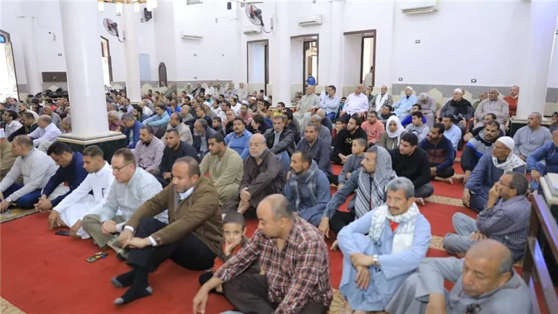 محافظ سوهاج يقوم بجولة ميدانية بأخميم ويؤدى صلاة الجمعة بمسجد الشبان المسلمين